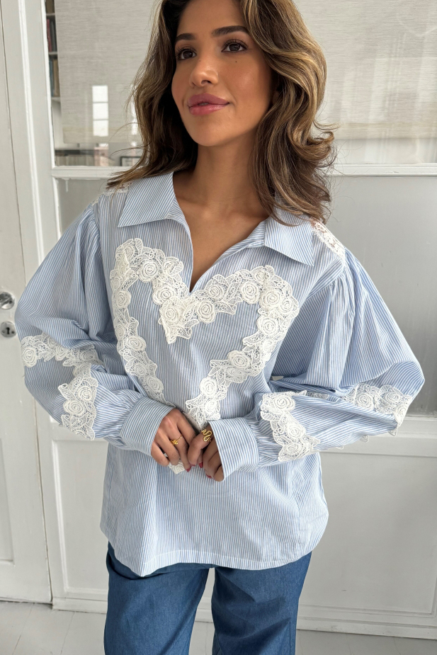 Bluse   Dagny Shirt Blue Stripe   Lace Heart fra Continue